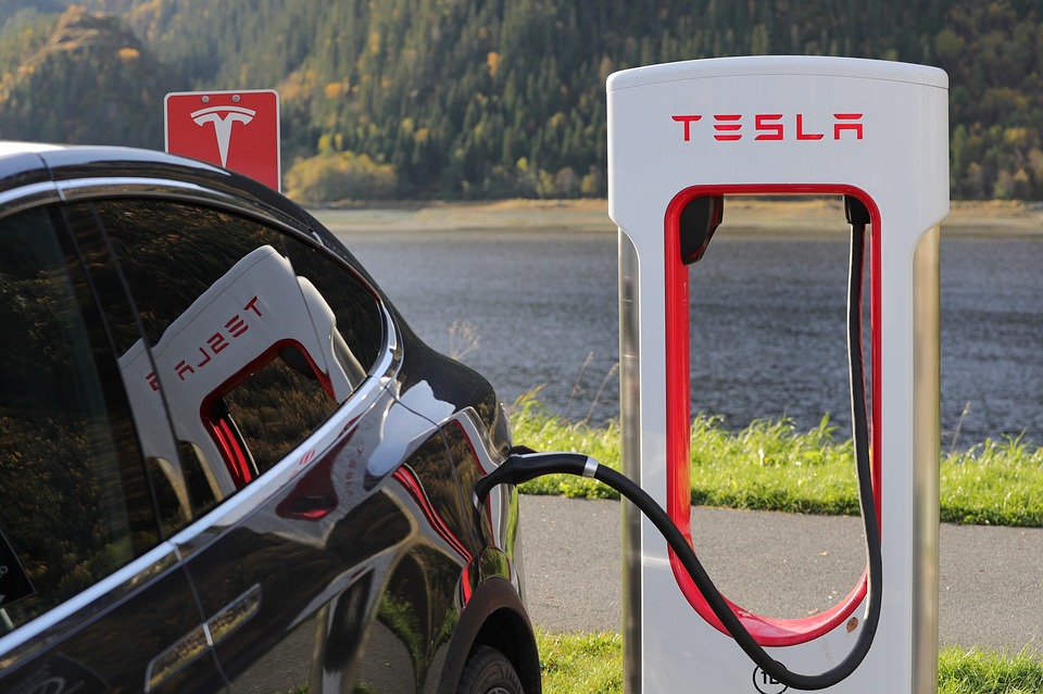 You are currently viewing Tesla Looks To Reinvent Electric Cars